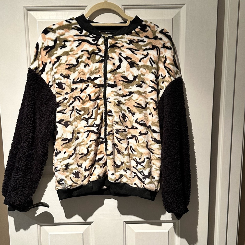 Cozy Camo Zip Front Fleece with Pockets. Size Medium